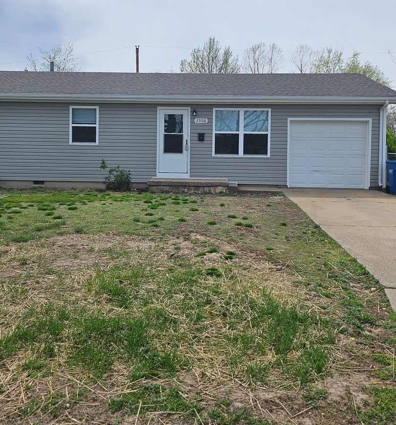 3 bed, 1.5 bath in a great location! Fenced in yard!