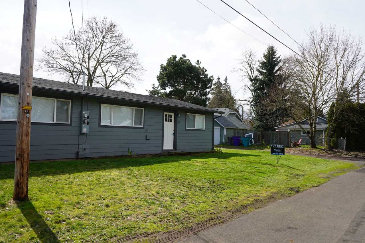 Remodeled Duplex Available in West Vancouver for Rent - 1410 E 30th St