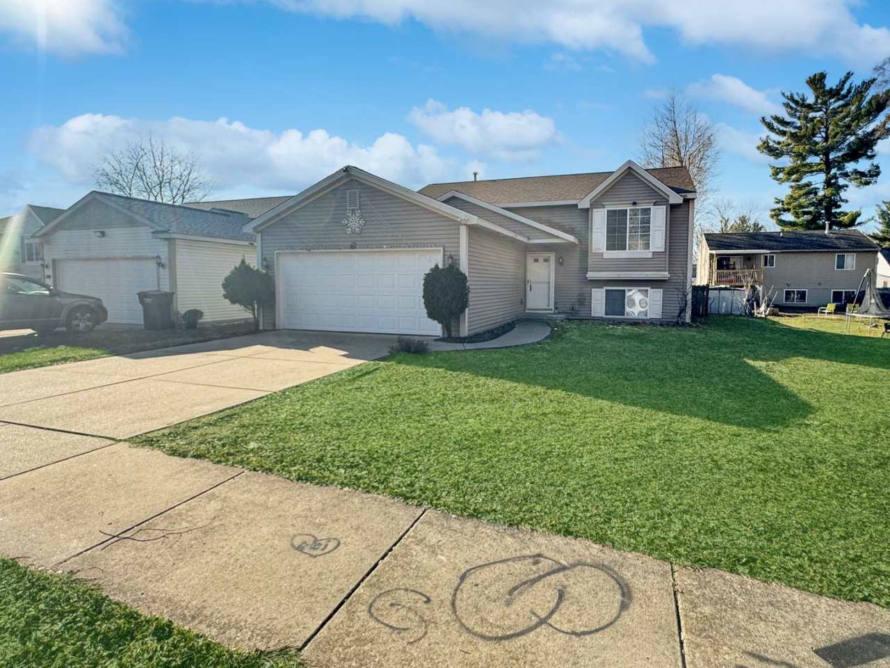 Lovely 4 bedroom 2 full Bathroom Home in Kentwood