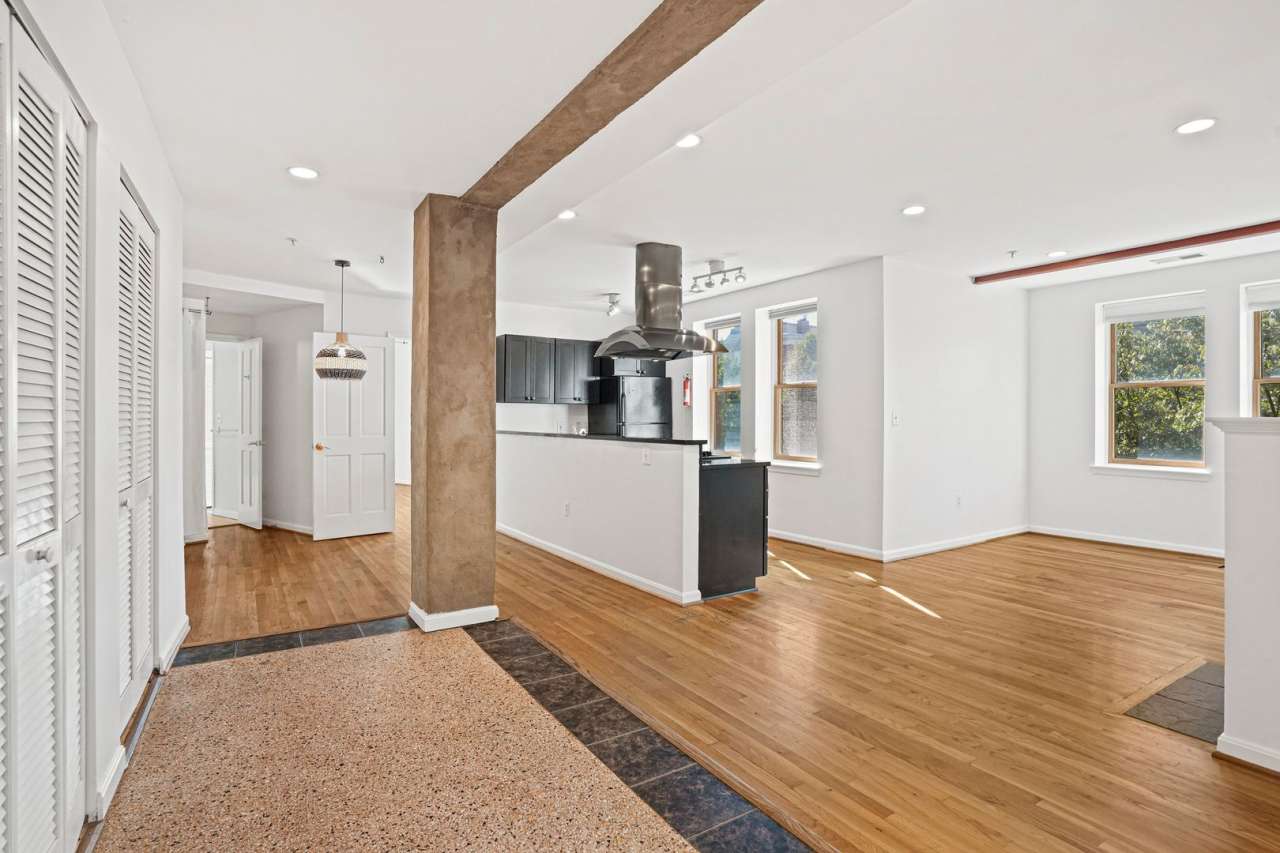 2 Bedroom Beauty in Bloomingdale! Pets Welcome! Move-in Special!