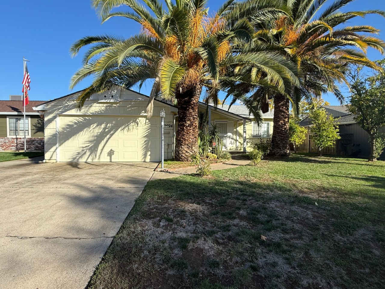 Cozy 2 bedroom 1 bathroom with pool!