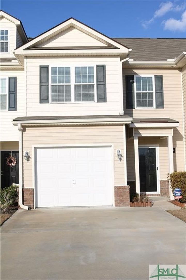 3 bd/2bth Available 11/9