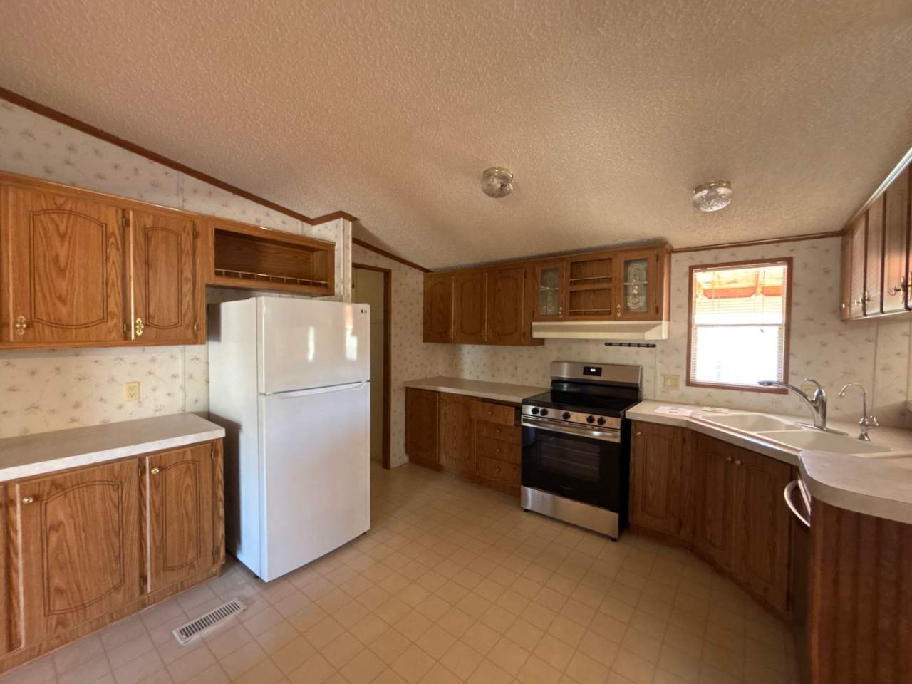 READY TO VIEW NOW! Adorable 3 Bed 2 Bath Home in New River NO HOA