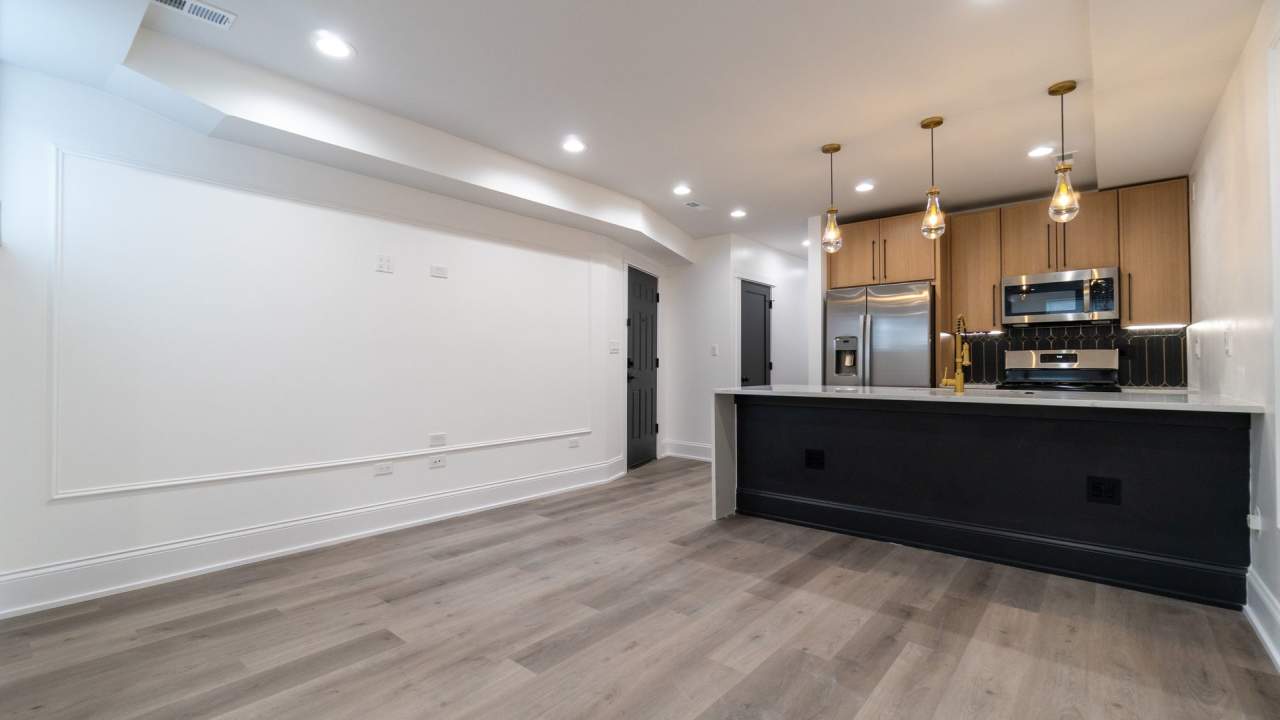Contemporary 2-Bed, 2-Bath Garden Apartment in Uptown – Move-In Ready!