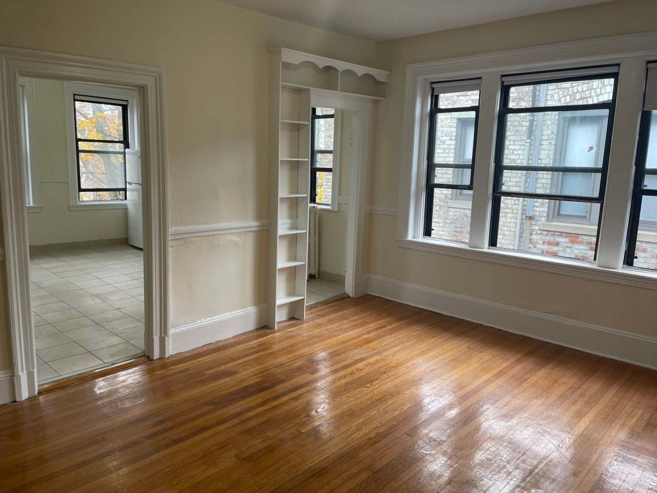 Available now or Dec, Jan MASSIVE TOP FLOOR 1 bed in Pacakrds Corner EASY EASY CHOICE!