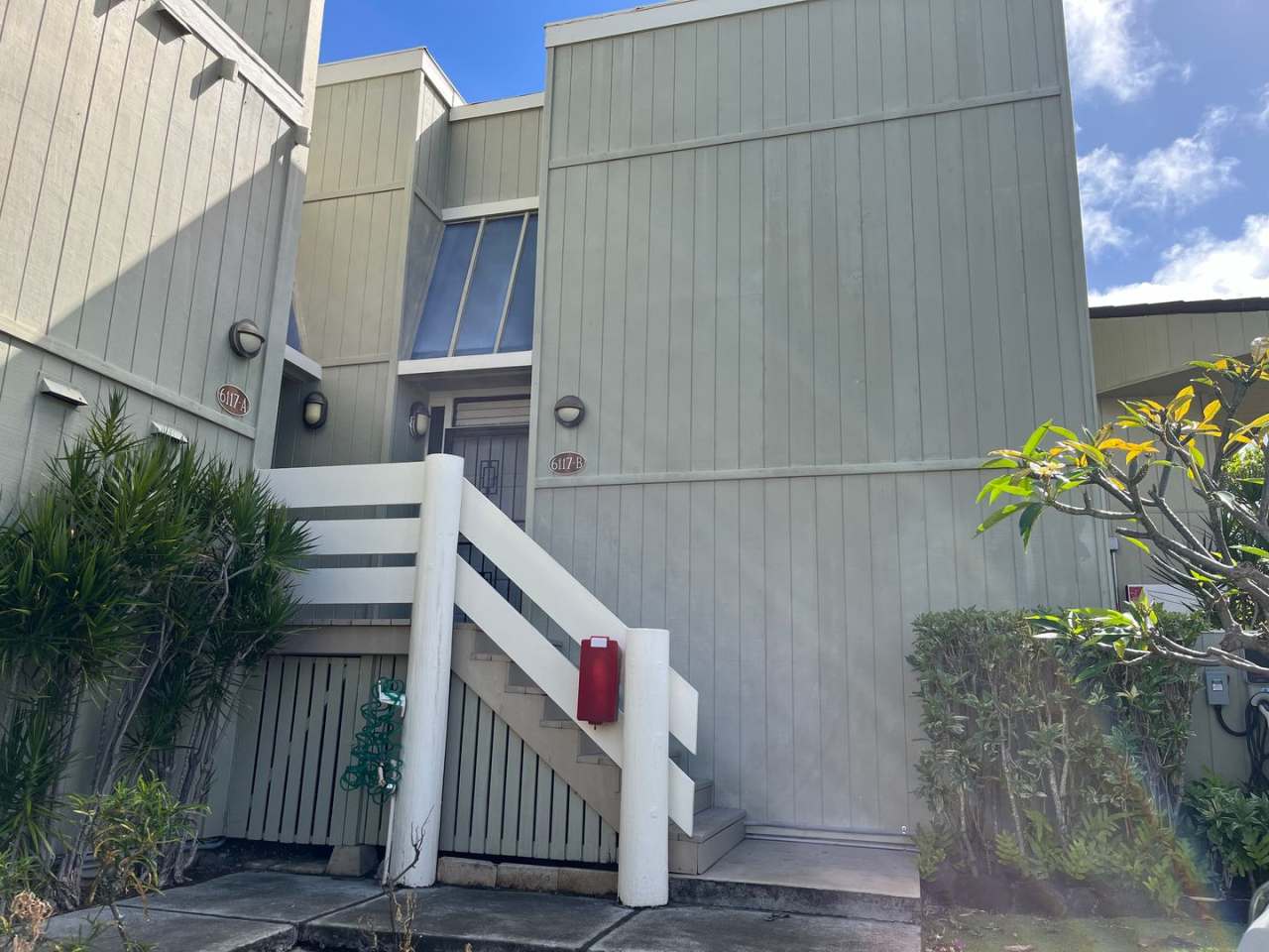 Kuliouou Kai Townhouse - 2 bedrooms, 2.5 bath Townhouse w/2 parking and PV! Avail now!