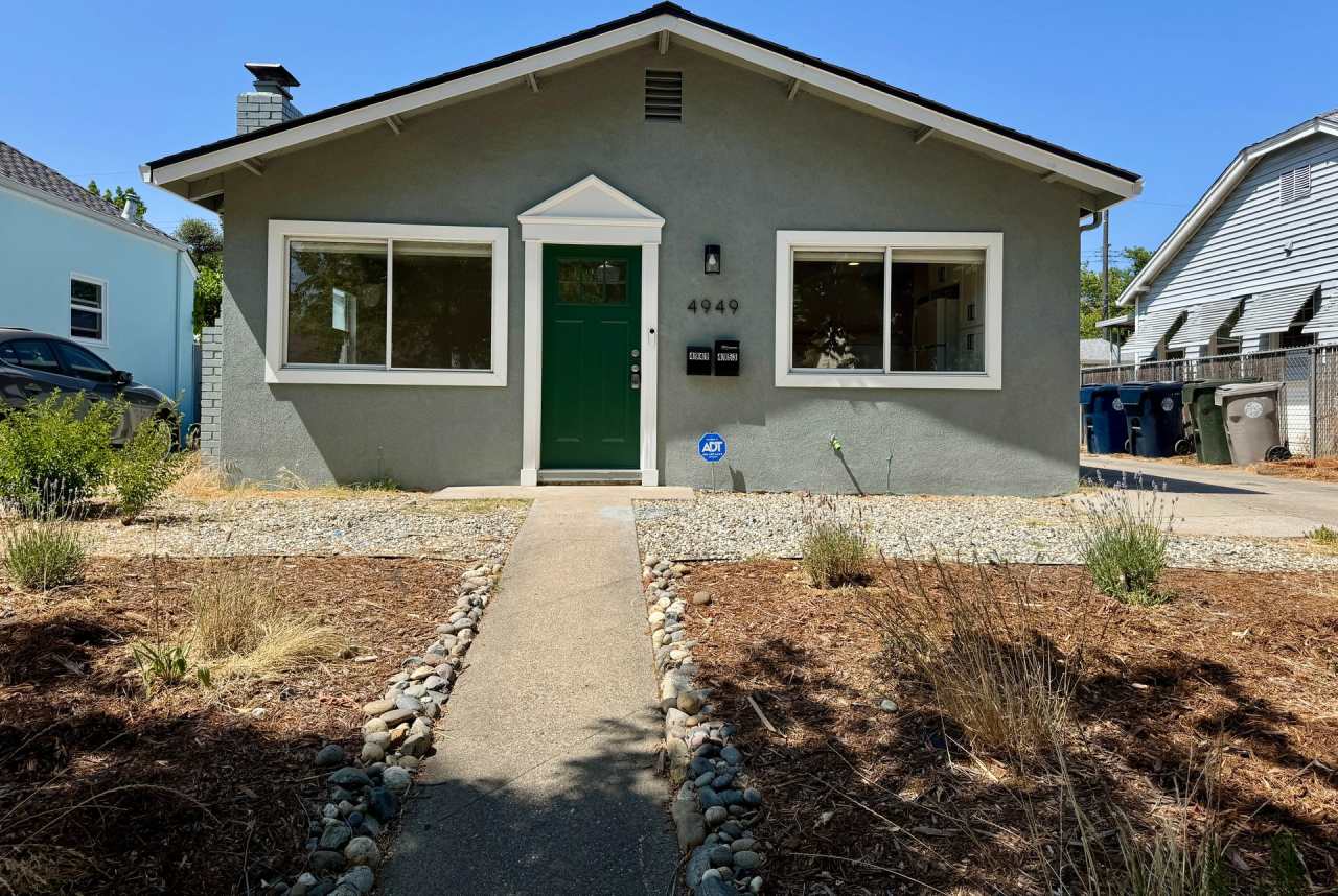 Adorable Newley Remodeled Home Available Now in Sacramento!