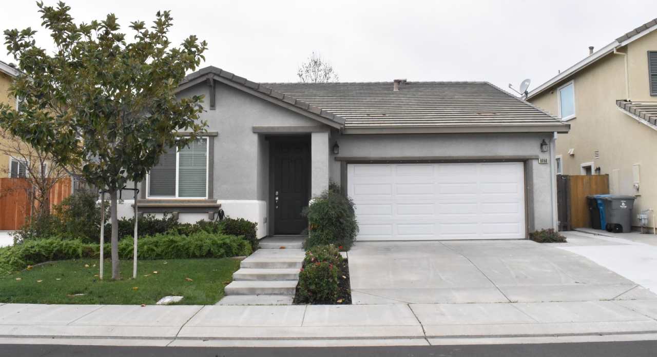 Lovely Southtown home located on a court close to Magnolia Park!