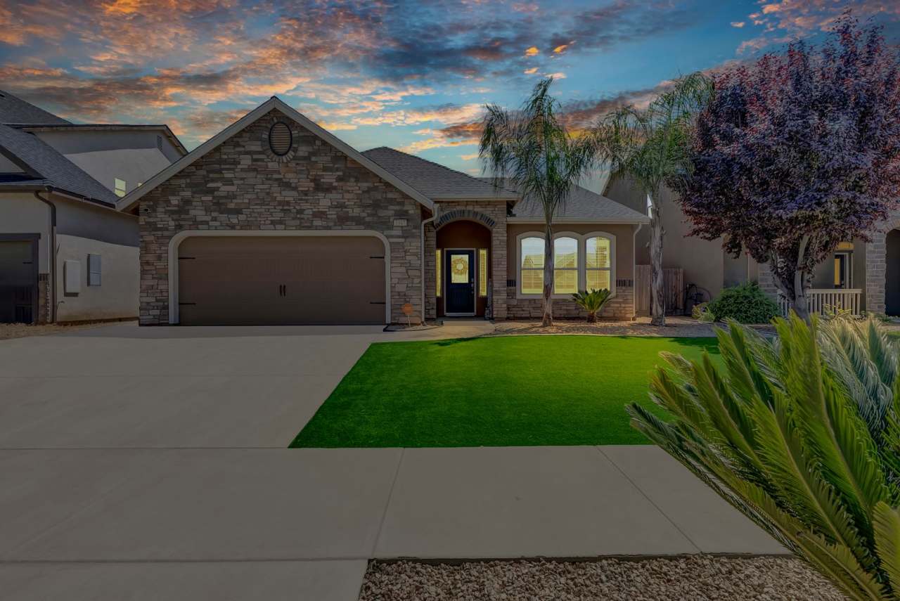 Charming 3 bedroom 2 bathroom home located in Hanford