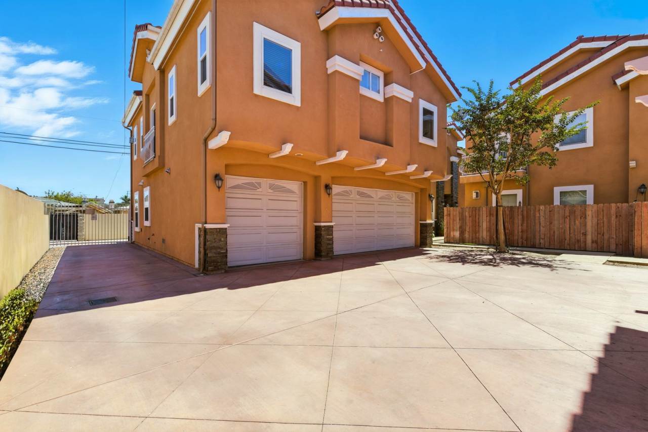 Move-in Special: Half Off First Month's Rent! Spacious 3BR/2.5BA Townhome in Hawthorne!