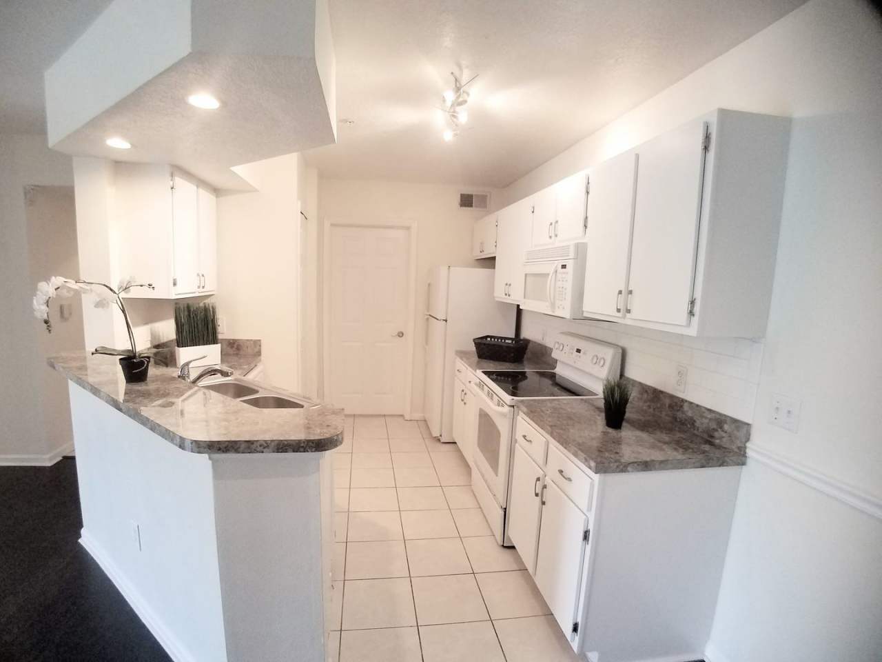 Beautiful 1/1 Wood Floors Condo at The Crest for Rent close to UCF.