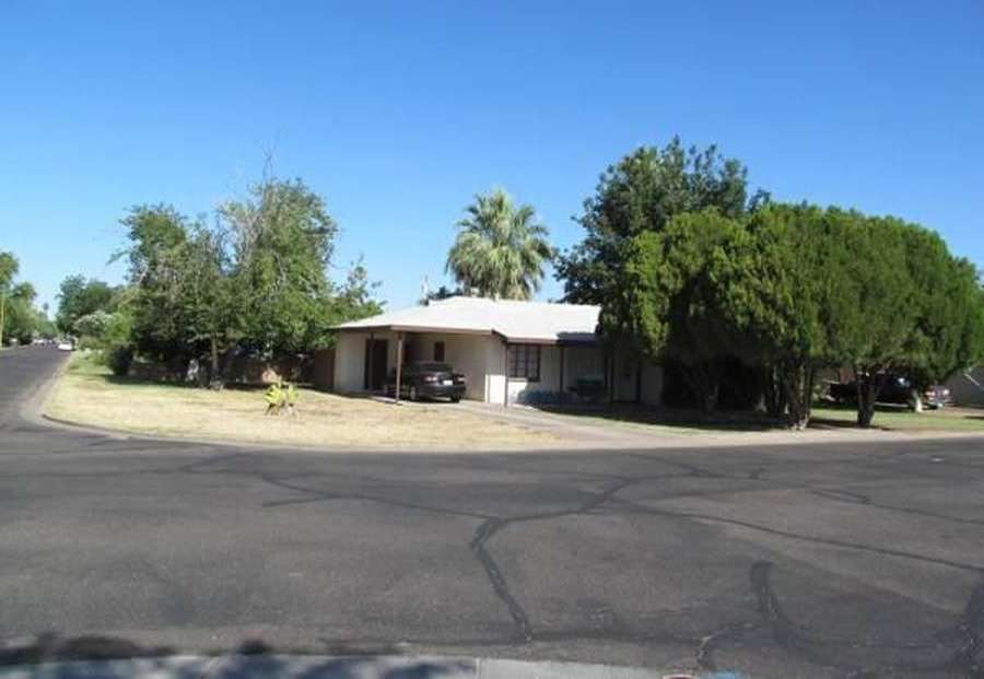 LARGE 4BR - 2BA HOUSE - NEWLY REMODEDLED CERAMIC TILE THROUGHOUT