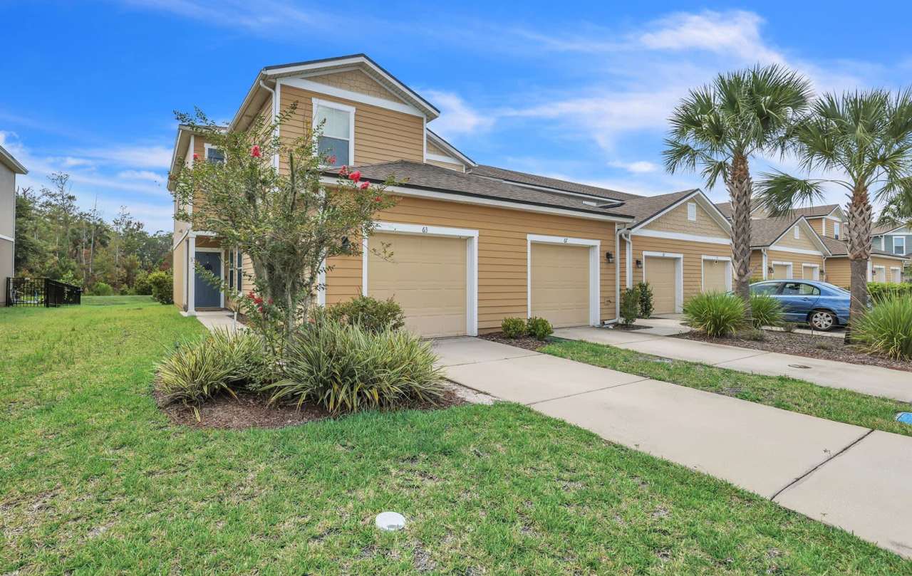 Great 3 bedroom/ 2.5 bathroom townhome just a short drive to St Augustine and beaches!
