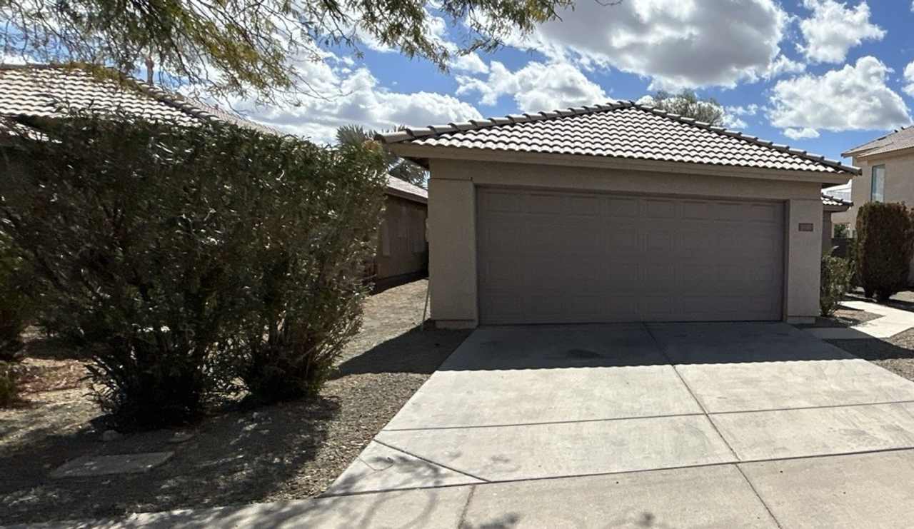 Single Story 2 bed / 2 bath With Den on the Lake With *NO* Carpet!