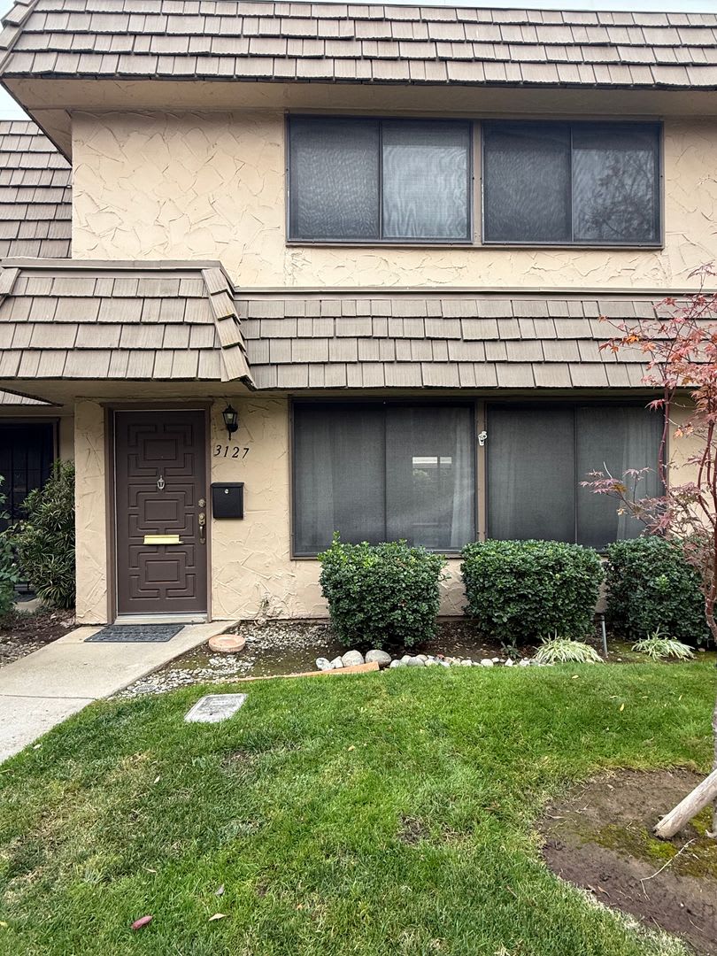 3 bed 2.5 bath townhome available now!