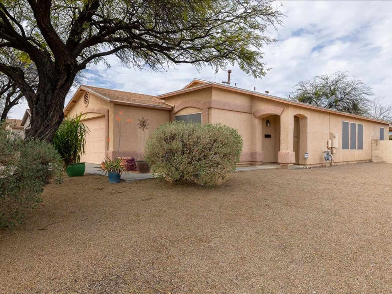 3 Bedroom 2 Bathroom -VAIL SCHOOL DISTRICT!!! CORNER LOT NEAR PURPLE HEART PARK!