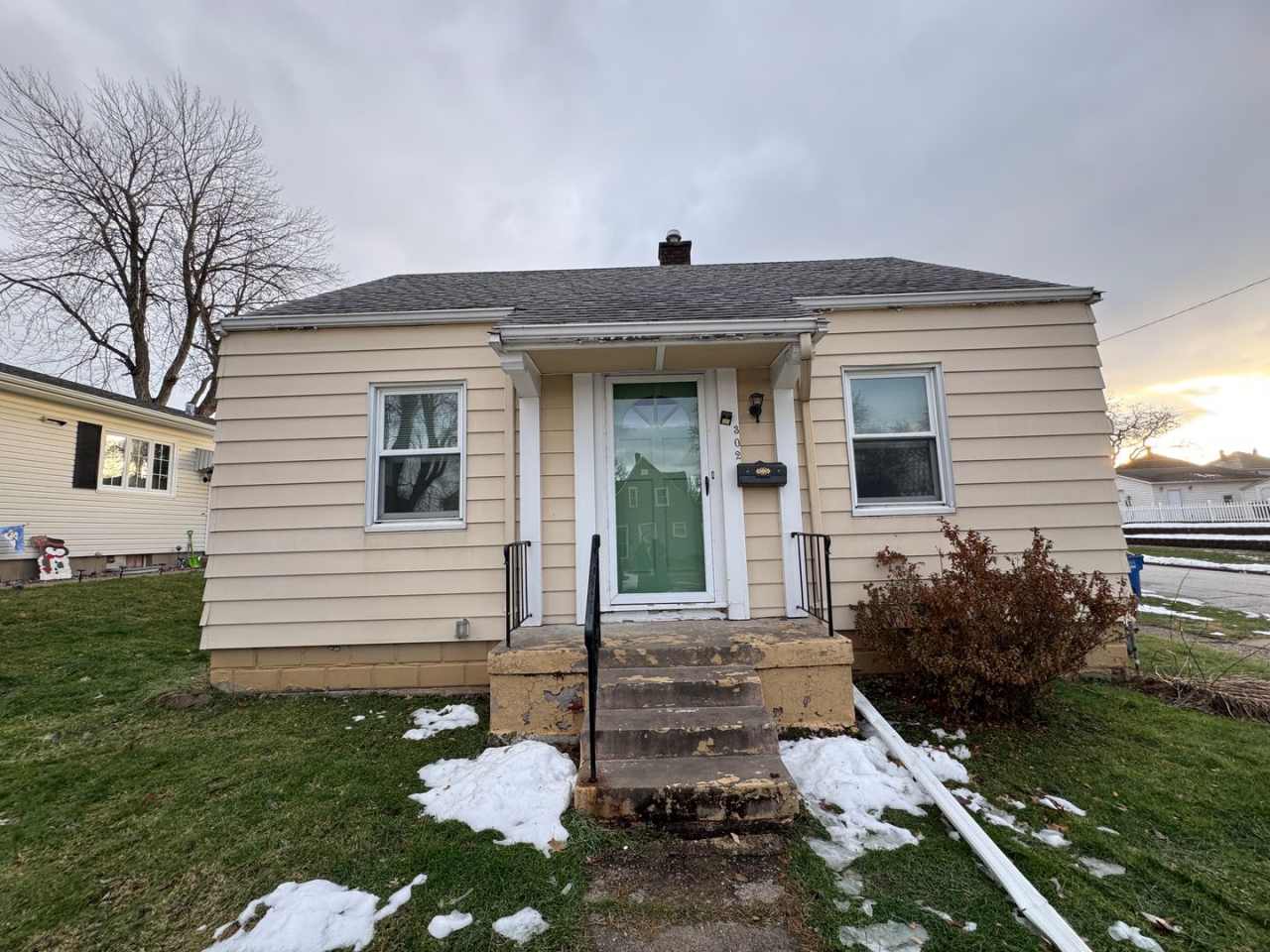 2 bedroom Moline house with garage!