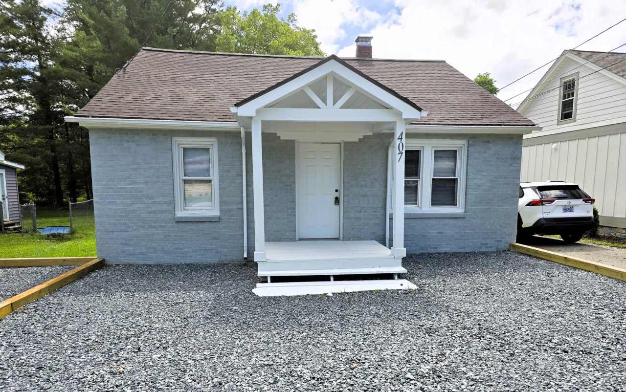 Cute Meadowview Bungalow; 3/1.5 Right in Town and on an AppalCART!
