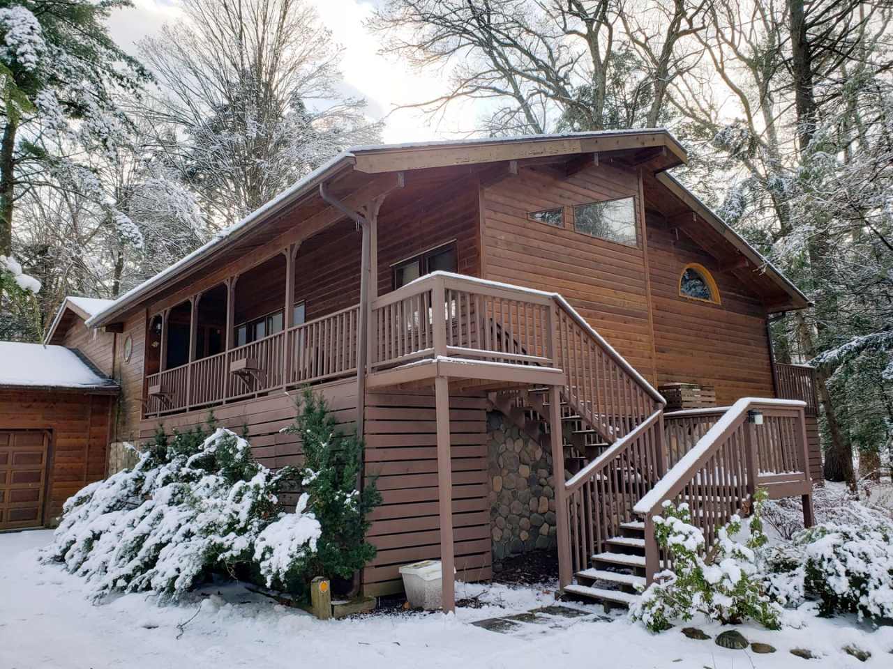 Gorgeous River Front Cabin in the Woods Fully Furnished with Hot Tub!
