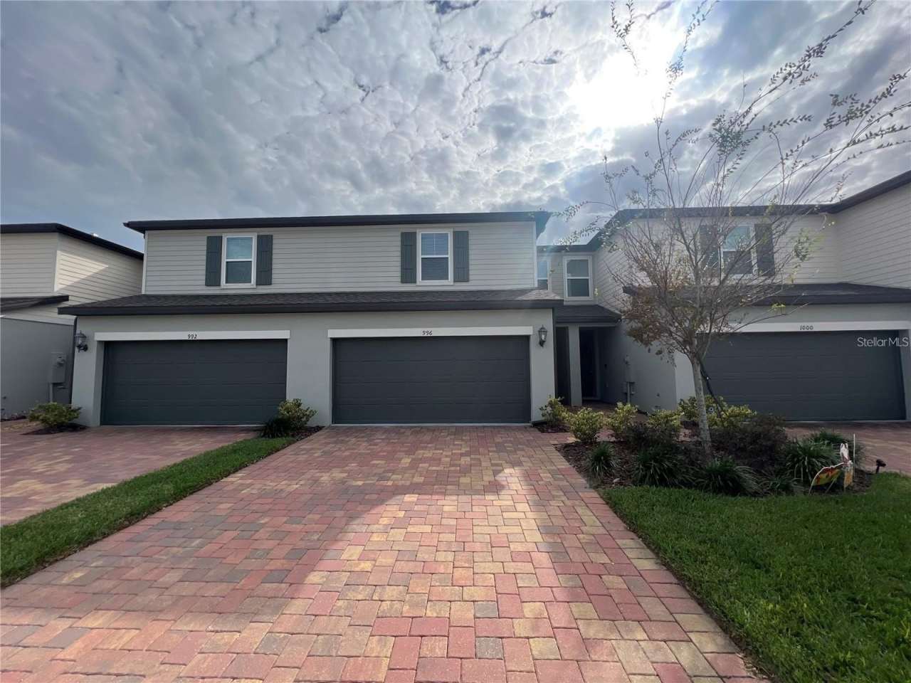 996 ROBIN HOLLY STREET