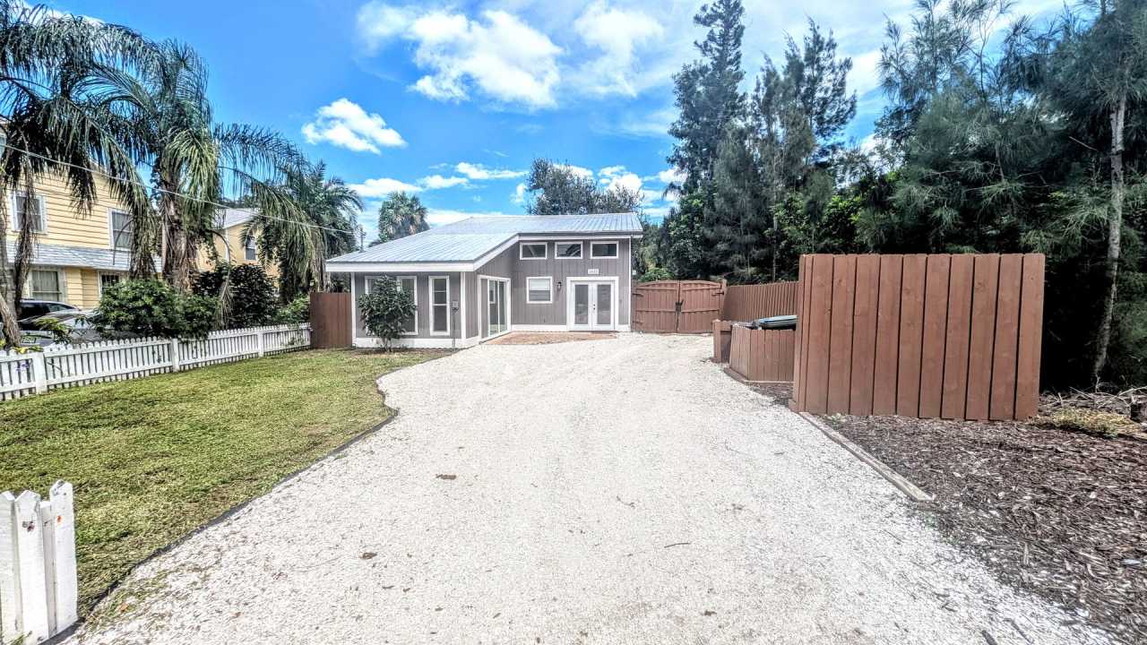 Annual UNfurnished 3/2 nicely renovated home in Sarasota close to Siesta Key!