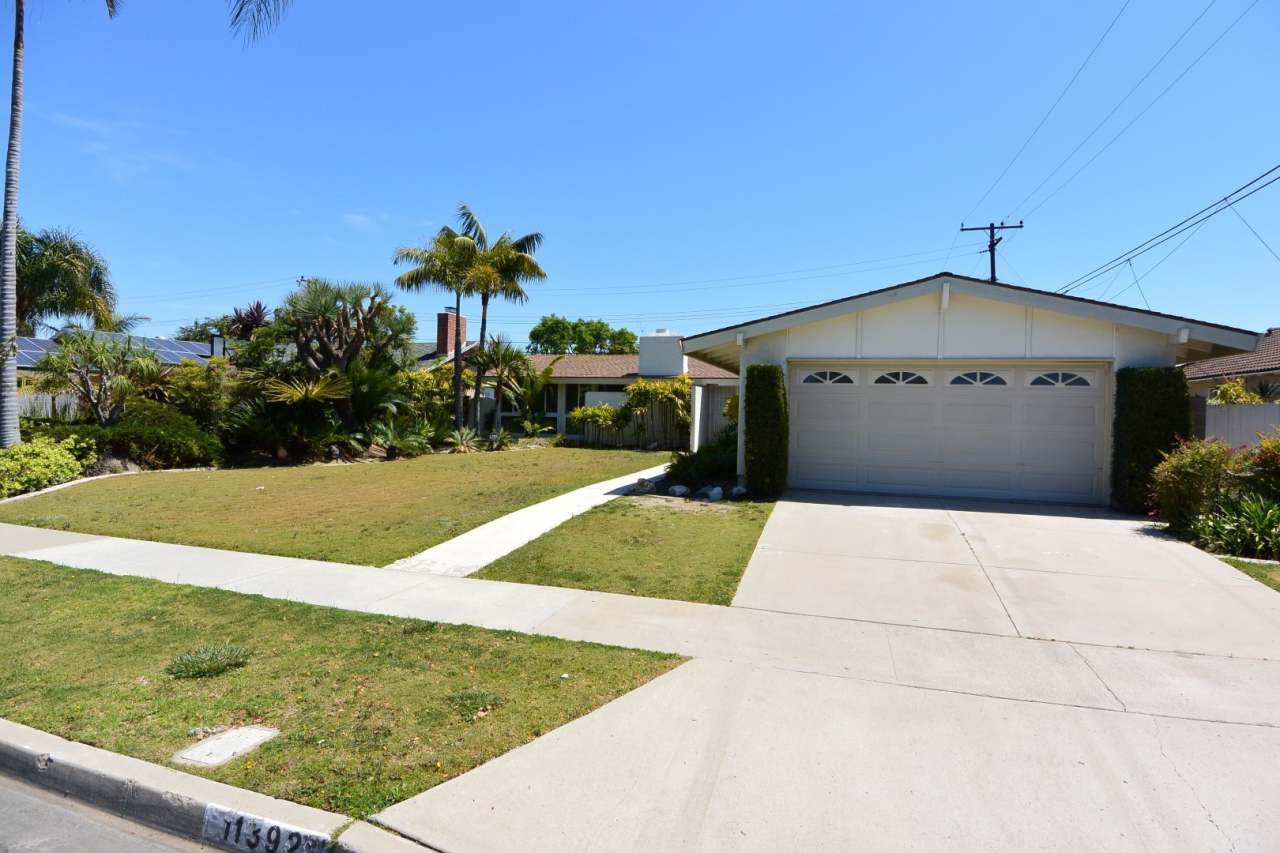 Remodeled 3 bed 2 bath single family home in Los Alamitos