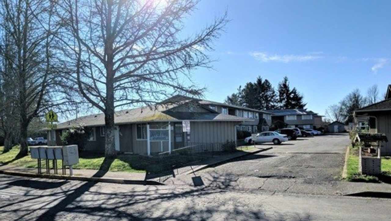 (905) Draper Apartments - 3 Bed / 1.5 Bath Duplex