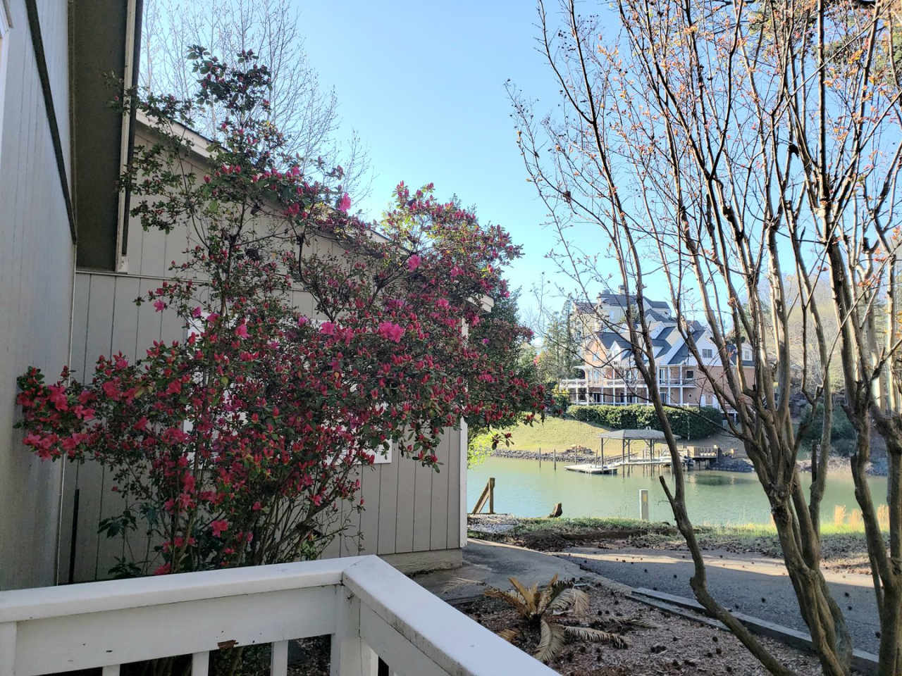 Enjoy Lakefront Luxury Year Round! $250 Off First Full Month's Rent!