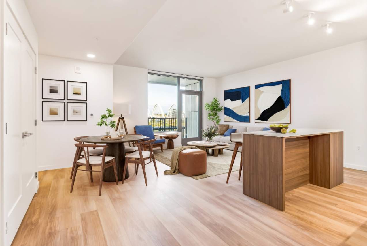 Stratos at Bridge District
