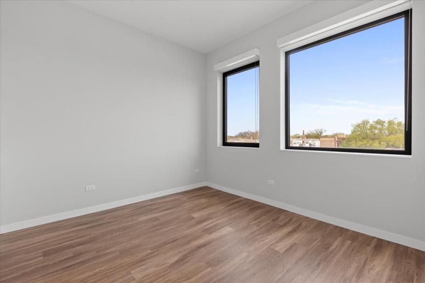 1900 W Lawrence Avenue