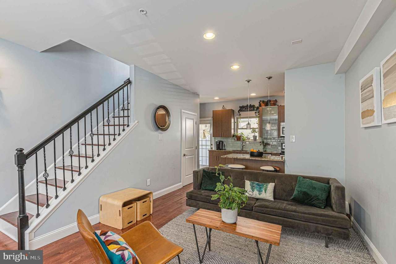 1935 W GEORGE Street