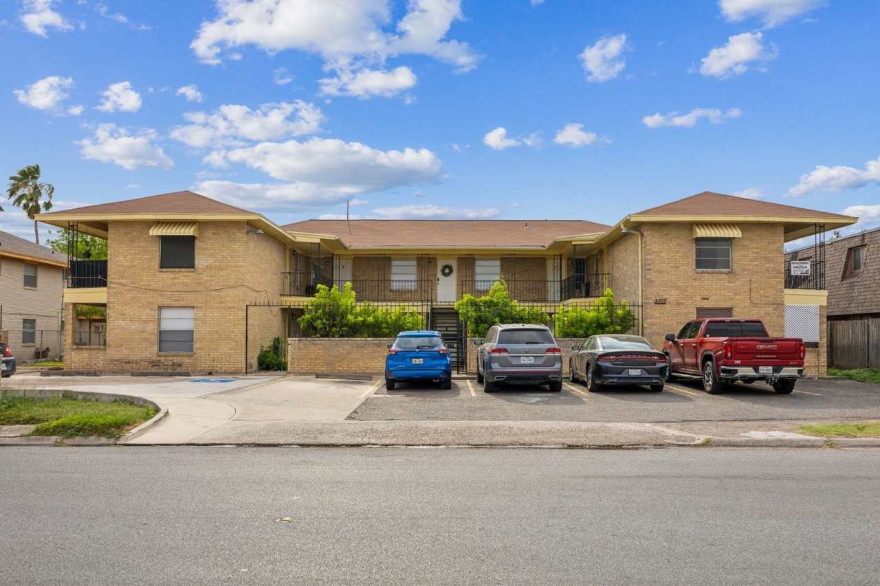 Renovated condo in the heart of McAllen, TX! Brand New AC!