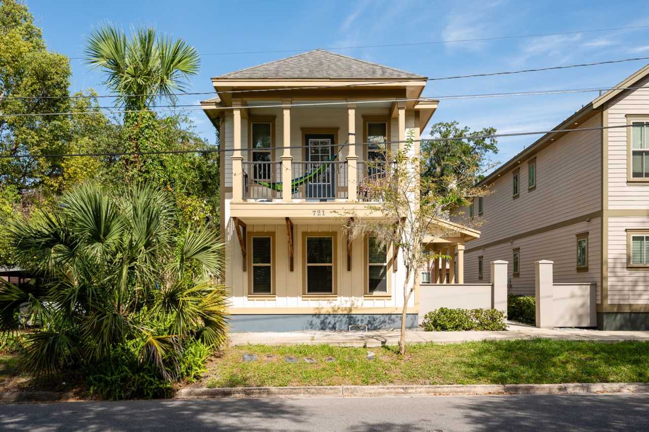 Student Living Near UF - 3 Bed / 3 Bath Home with Balcony