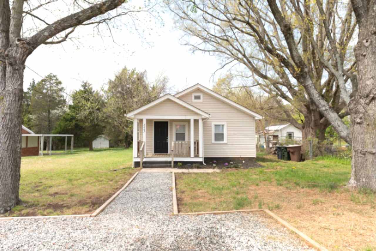 Charming 2 bedroom, 1 1/2 bathroom in Greensboro!