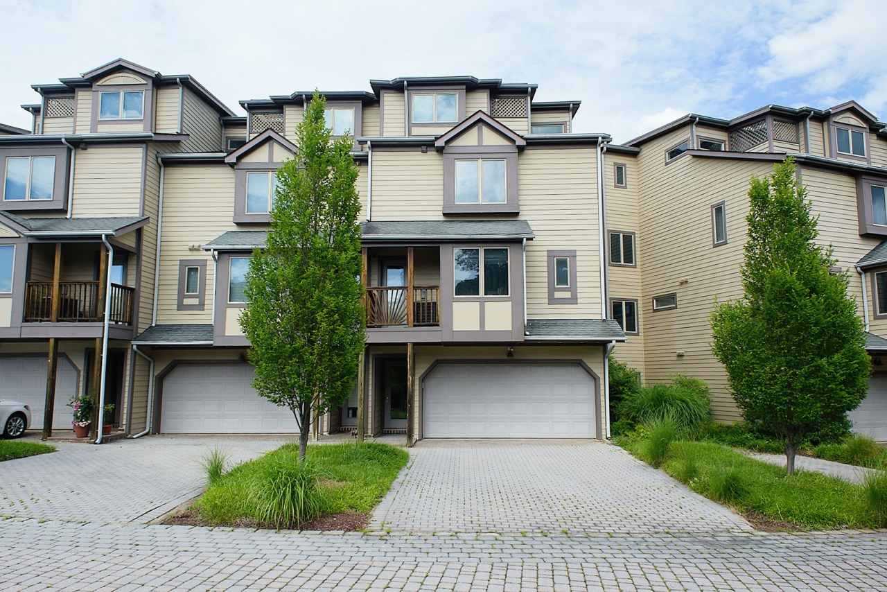 Townhome in the desired Chesapeake Harbour!!!