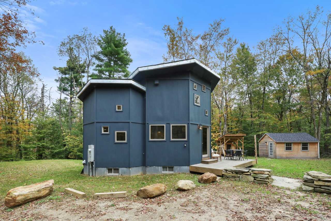 Modern, Tiny Home Retreat with Bonus Studio, Pet Friendly- Becket, MA