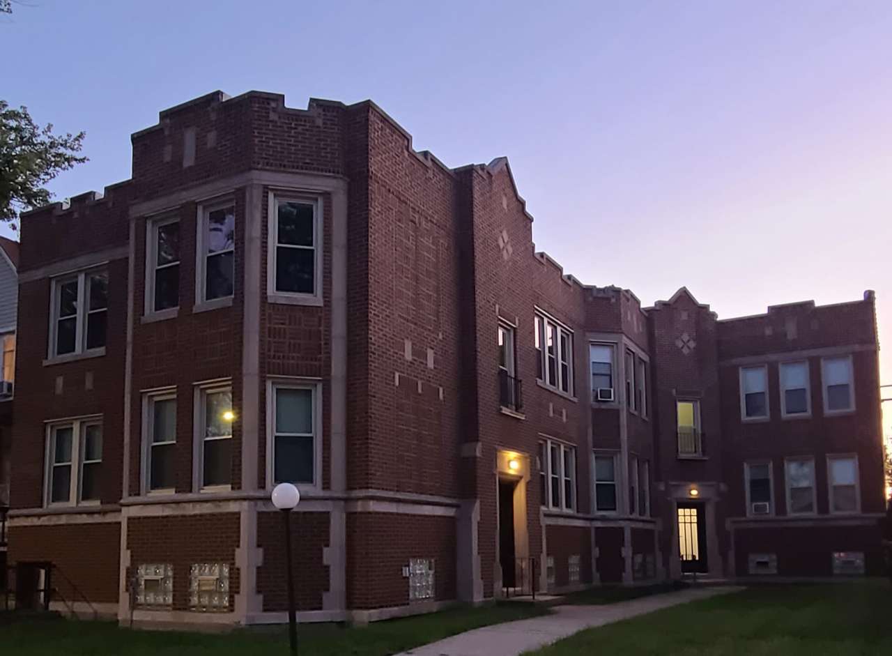 8526 South Oglesby Avenue - 2F