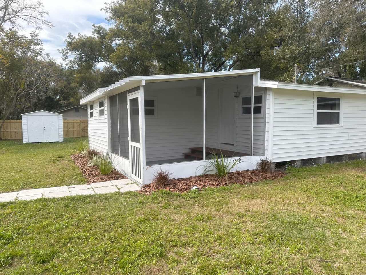 Half Off! 1 Bedroom, 1 Bathroom Home for Rent in Zephyrhills!