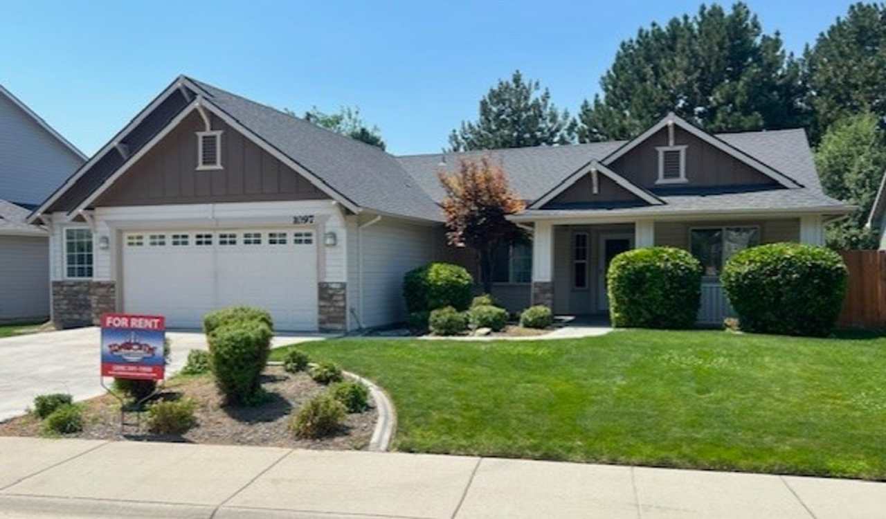 Beautiful 3 bed 2 bath home in the Woodside Creek Sub in Meridian just off Cherry Ln and Ten Mile.