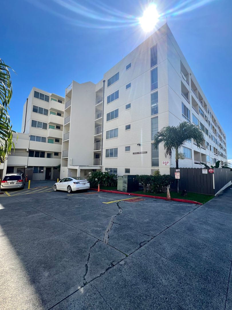 Charming 1/1/1 Ground Floor Unit with Lanai  Yard