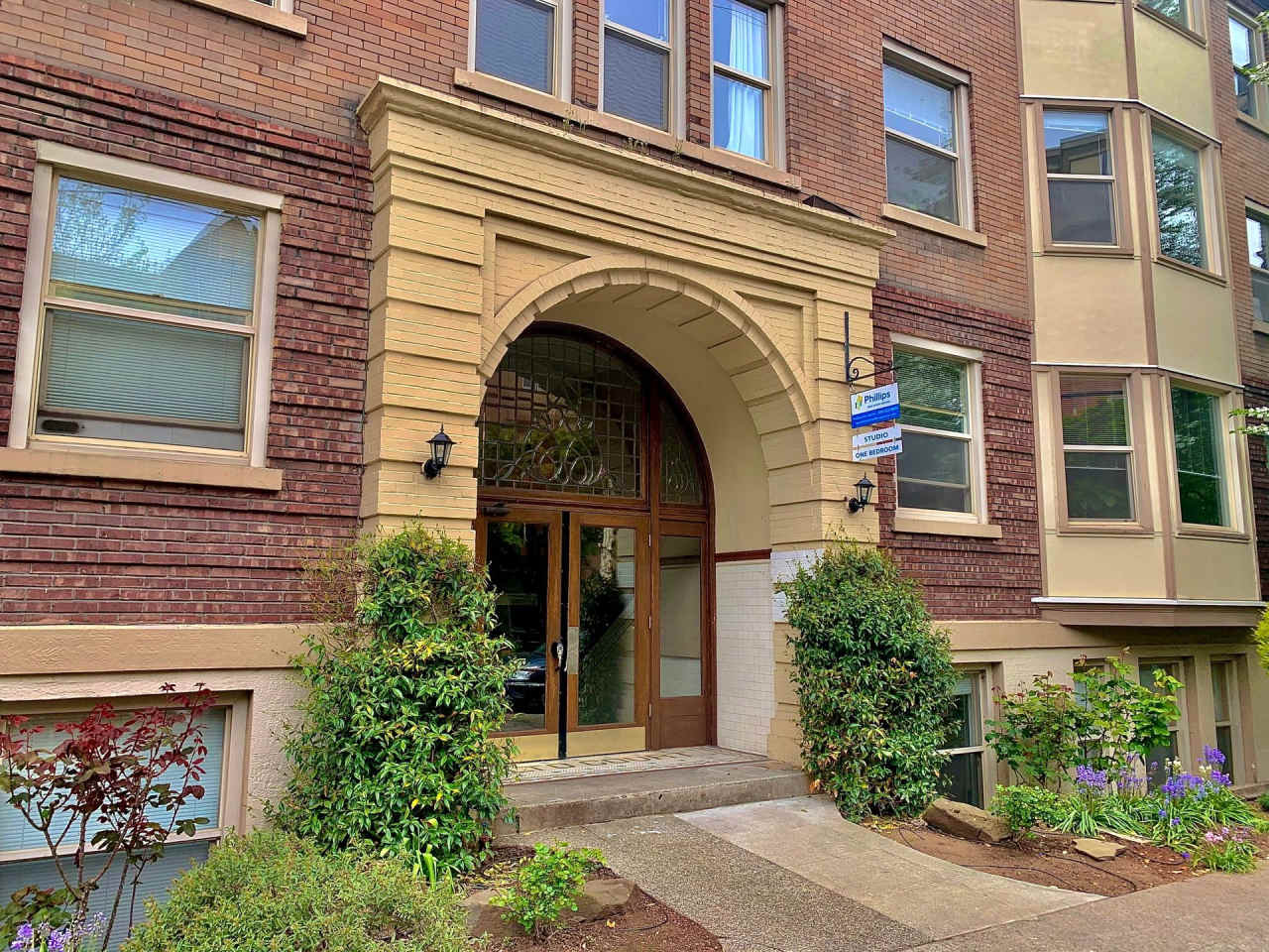 Rialto Court Apartments | MOVE-IN SPECIAL: ONE MONTH FREE RENT