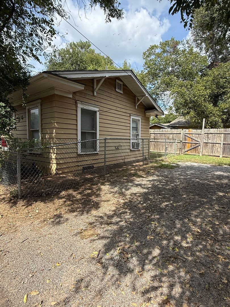 1 Bedroom 1 Bath - Back House