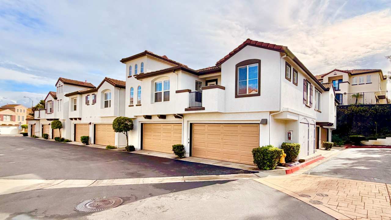 Bright  Lovely Two Story Townhome in the VistaMonte at San Luis Rey HOA Community of Oceanside!