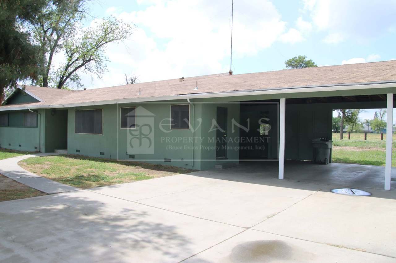 House with many possibilities!!