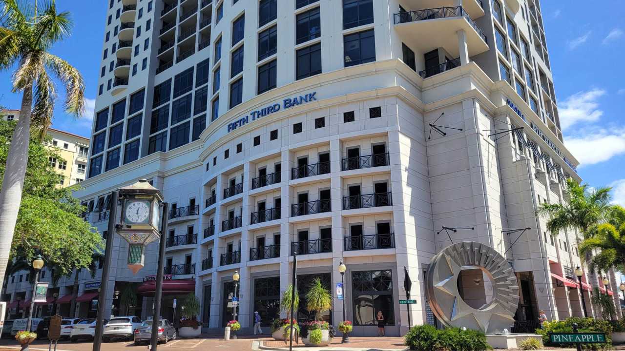 Short term ONLY Amazing 2/2 condo in the heart of downtown Sarasota with Bay View!