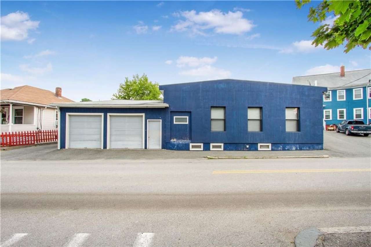 ****Pawtucket/Fairlawn – Single Family/Industrial Split Loft-Style Home - $2595****