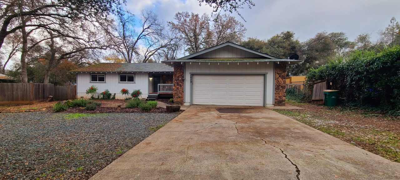 Beautiful and Spacious 3bd / 2bth w/ bonus room or office