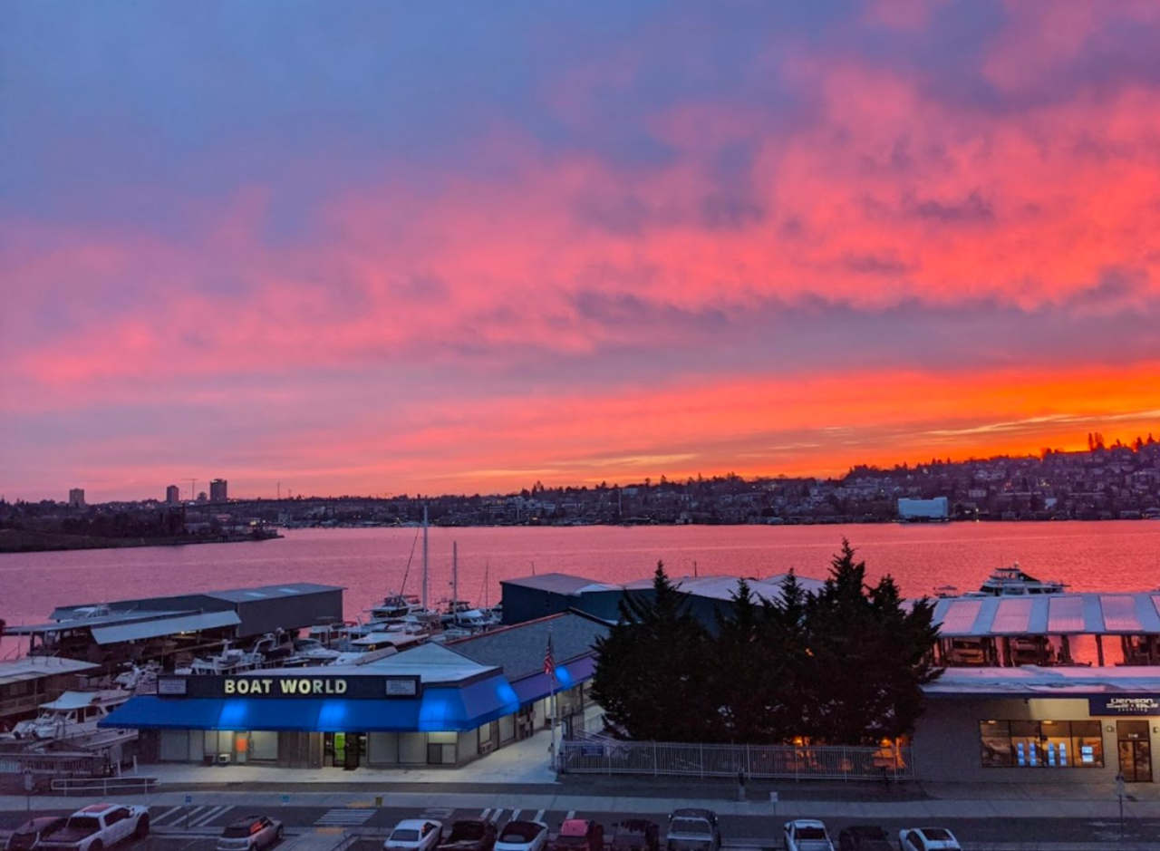 Half-off first month's rent!!!!!! Live on Lake Union. 2 bedroom, 2 bath condo with spectacular views.
