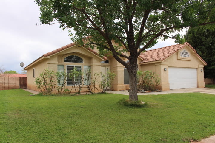 Red Cliffs area 3br / 2 ba home with garage and nice yard