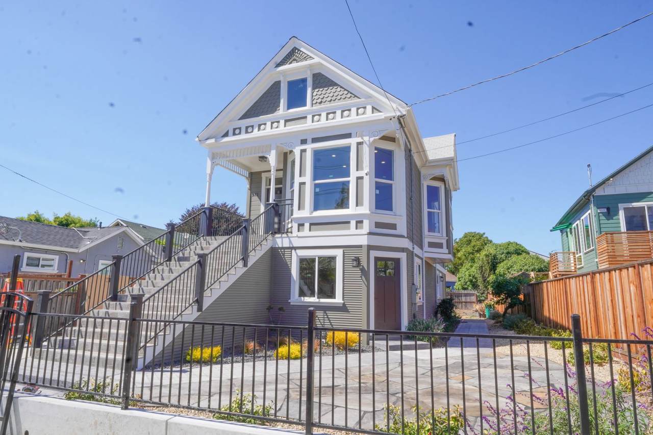 Stunning 2 Bedroom Upstairs Unit In Oakland, Bordering Emeryville!